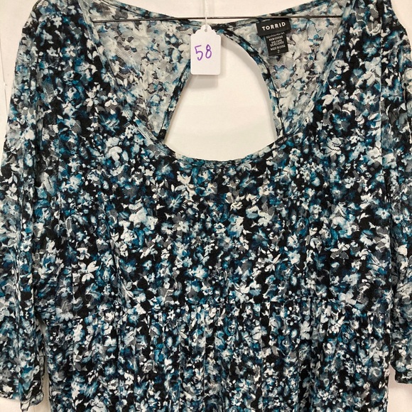 Torrid Floral Cutout shirt size 2 - Picture 2 of 3